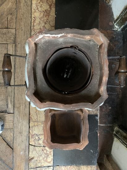 Poêle en faience à glaçure crème, poignées...