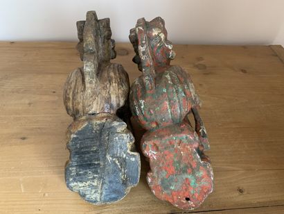 Paire de consoles en bois naturel et polychrome...