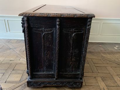 Coffre de mariage en noyer à panneaux sculptés...