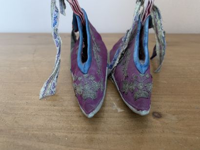 Paire de chaussons en tissus brodé pour filles...