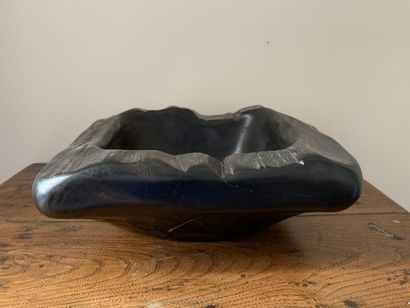Odile NOLL (1921-2014)
Coupe en ébène, signée
H...
