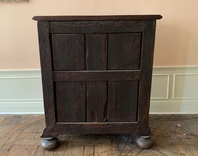 Petit cabinet en noyer à trois vantaux à...