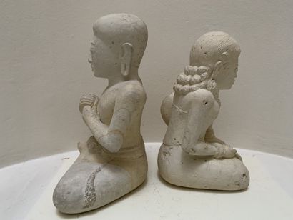 Deux sculptures en tuf représentant un homme...