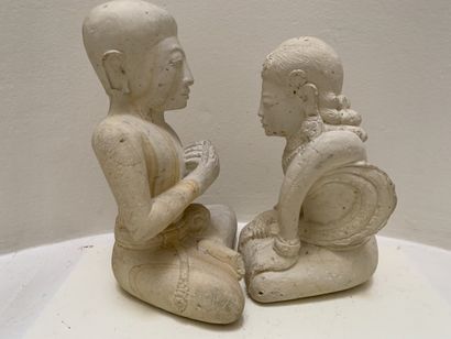 Deux sculptures en tuf représentant un homme...