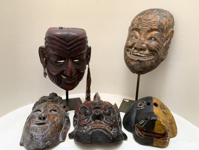 Lot :
- Masque de théâtre en bois naturel...
