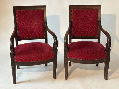 Paire de fauteuils en bois teinté, accotoirs...