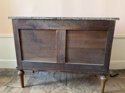 Commode en bois naturel à trois tiroirs sur...
