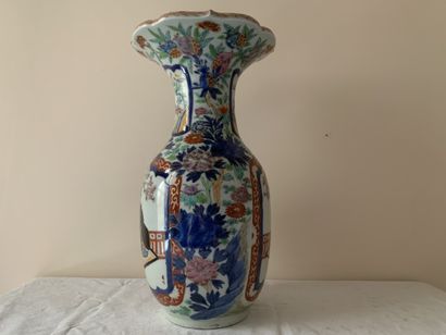 Vase balustre en porcelaine polychrome à...