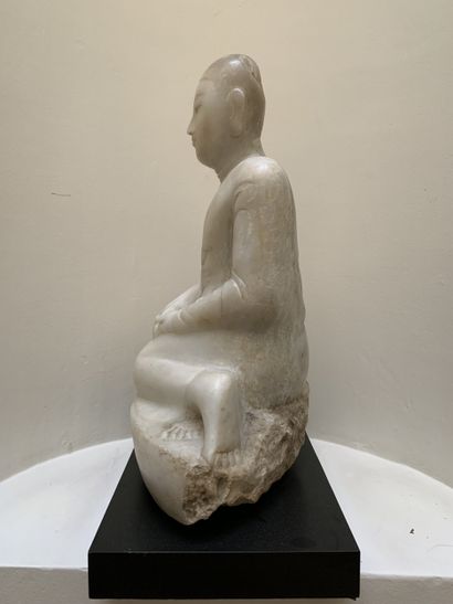 Sculpture en albâtre d'un moine bouddhiste...