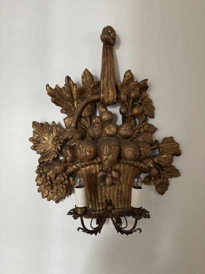 Paire d'appliques en bois sculpté doré à...