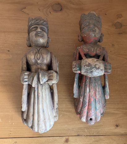Paire de consoles en bois naturel et polychrome...