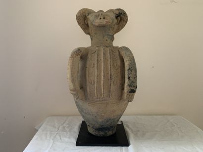 Urne funéraire en terre-cuite le corps orné...