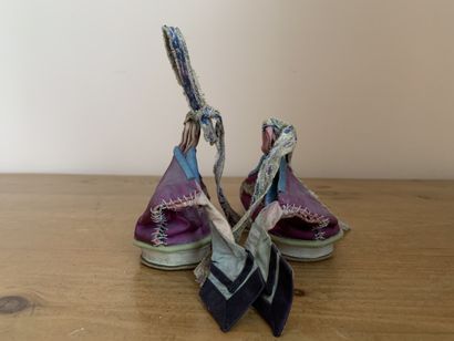 Paire de chaussons en tissus brodé pour filles...