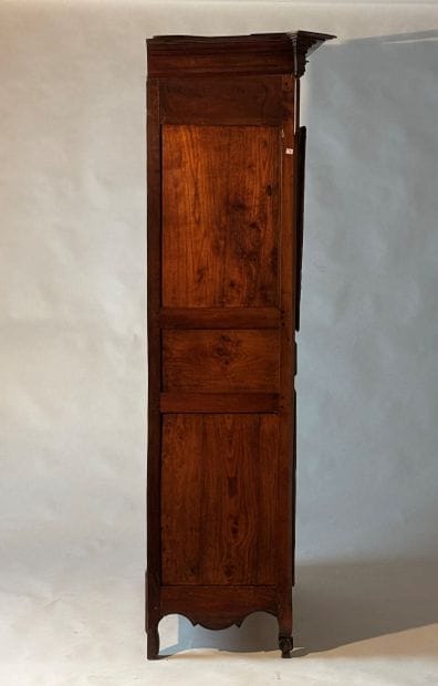 Homme debout en bois naturel mouluré ouvrant...