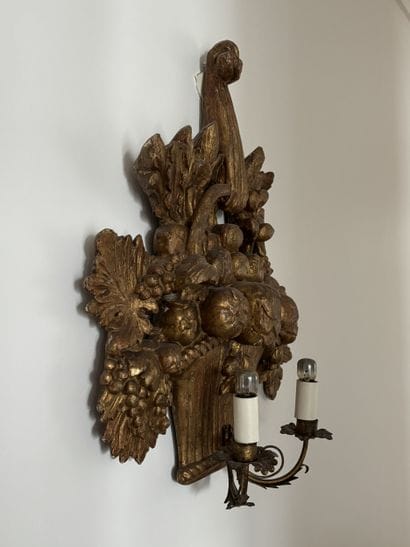 Paire d'appliques en bois sculpté doré à...