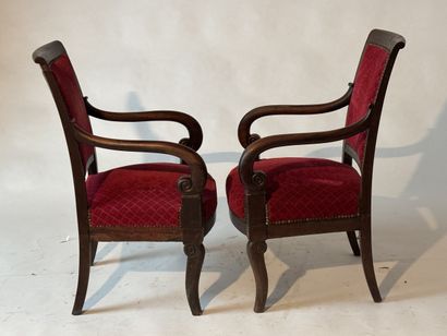 Paire de fauteuils en bois teinté, accotoirs...