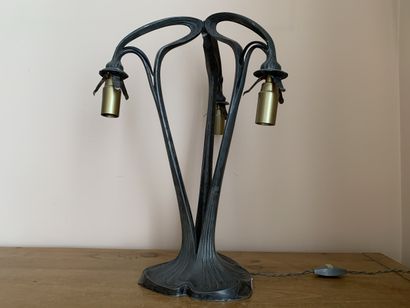 Pied de lampe en métal argenté à trois lumières,...