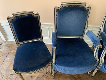 Mobilier de salon à dossier droit en chapeau...