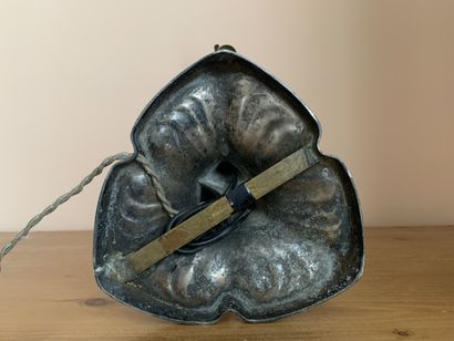 Pied de lampe en métal argenté à trois lumières,...