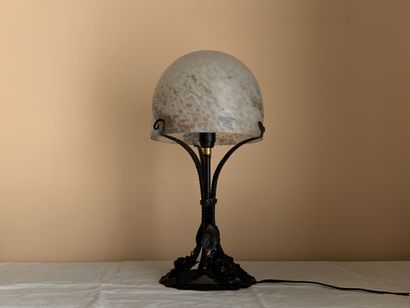 MULATY
Lampe de table en fer martelé à décor...