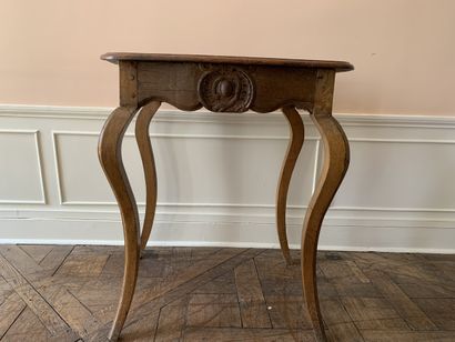 Petit guéridon en bois naturel sculpté d'une...