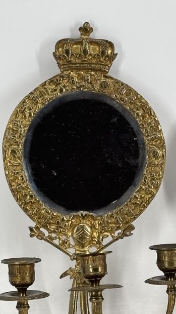 Paire d'appliques à fond de miroir rond à...