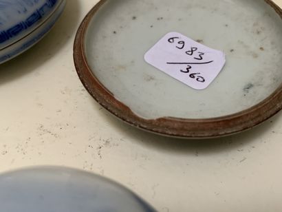 Lot de quatre soucoupes couvertes et d'une...