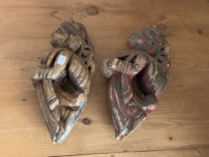 Paire de consoles en bois naturel et polychrome...
