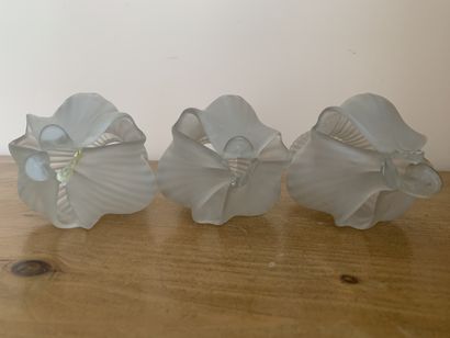 Pied de lampe en métal argenté à trois lumières,...