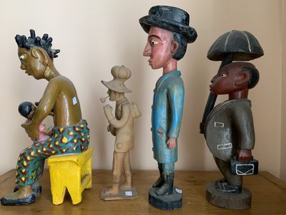 Lot de quatre statuettes en terre cuite et...