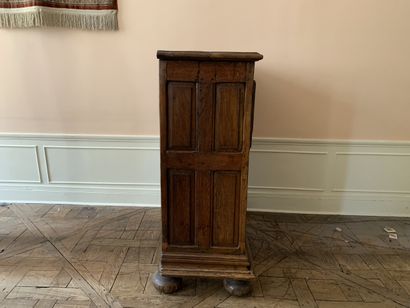 Petit cabinet en noyer à trois vantaux à...