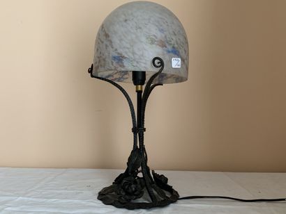 MULATY
Lampe de table en fer martelé à décor...