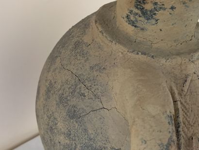 Urne funéraire en terre-cuite le corps orné...