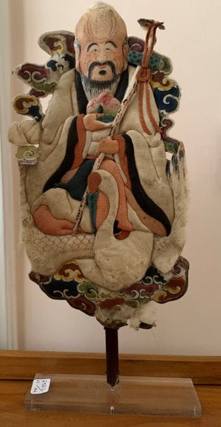 Deux éventailes formés de tissus matelassés...