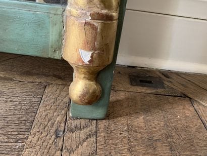 Trumeau en bois laqué vert et doré à décor...