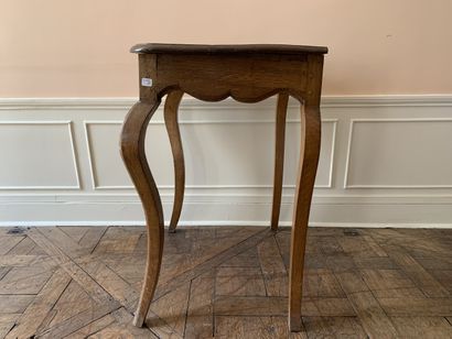 Petit guéridon en bois naturel sculpté d'une...
