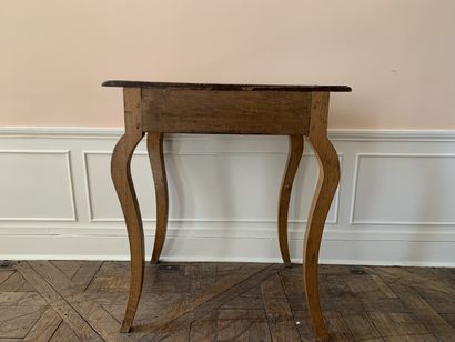 Petit guéridon en bois naturel sculpté d'une...