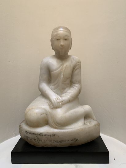 Sculpture en albâtre d'un moine bouddhiste...