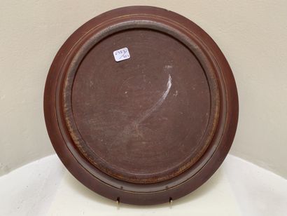 Plat rond en bois laqué rouge et noir à décor...
