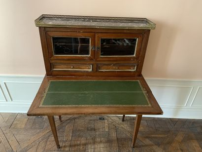 Bureau bonheur du jour en bois de placage...