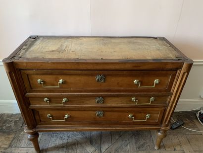 Commode en bois naturel à trois tiroirs sur...