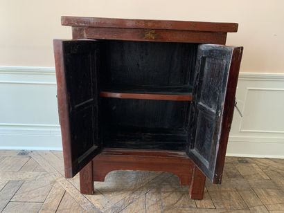 Armoire basse en bois laqué rouge à deux...
