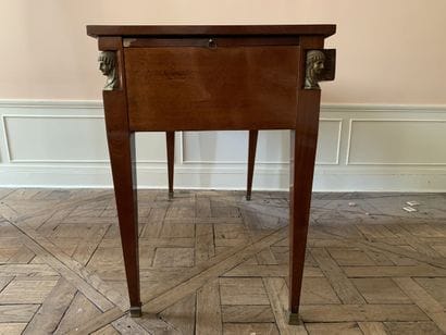 Bureau plat en placage d'acajou à quatre...