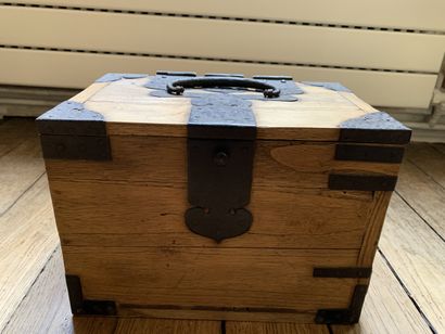 Coffret de voyage en bois naturel et métal,...