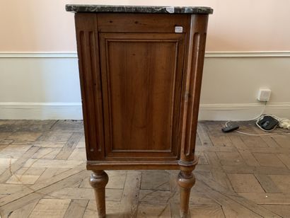 Commode en bois naturel à trois tiroirs sur...