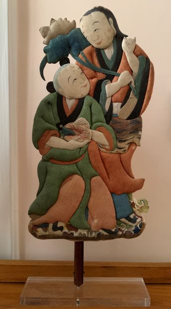 Deux éventailes formés de tissus matelassés...