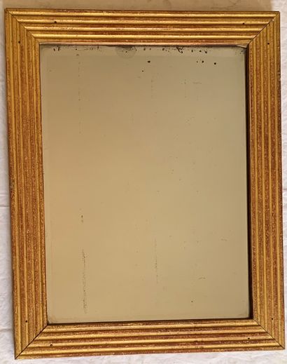 Glace rectangulaire en bois doré
56,5 x 45,5...