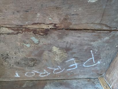 Petit guéridon en bois naturel sculpté d'une...