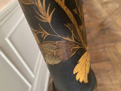 Lampe de parquet en bois laqué noir et doré...
