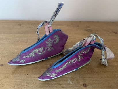 Paire de chaussons en tissus brodé pour filles...
